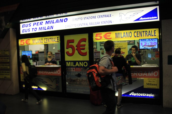 В аэропорту сразу наткнулись на киоск по продаже билетов в Милан.